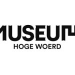 Zwarte letter Museum Hoge Woerd op een witte achtergrond