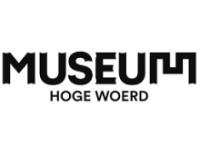 Zwarte letter Museum Hoge Woerd op een witte achtergrond