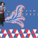 Logo met een vrouw in klederdracht van Museum Spakenburg