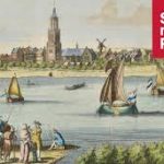 Schilderij met oude bootjes en een kerk op de achtergerond in Rhenen, rechtsboven het logo van Stadsmuseum Rhenen