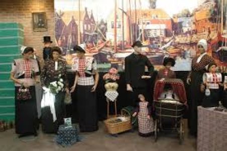 Poppen in oude klederdracht van het Klederdracht- en Visserijmuseum