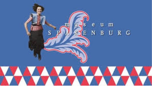 Logo met een vrouw in klederdracht van Museum Spakenburg