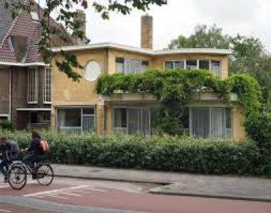 Van Ravesteyn House, het museum vanuit een voor aazicht, en twee fietsen die langs fietsen