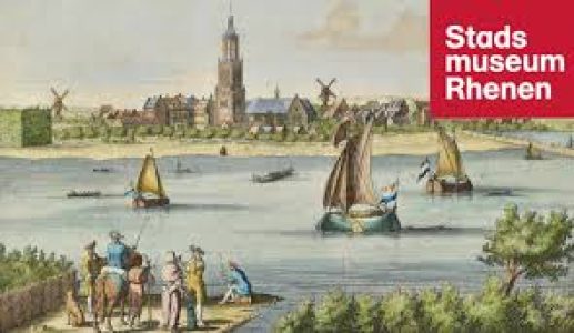 Schilderij met oude bootjes en een kerk op de achtergerond in Rhenen, rechtsboven het logo van Stadsmuseum Rhenen